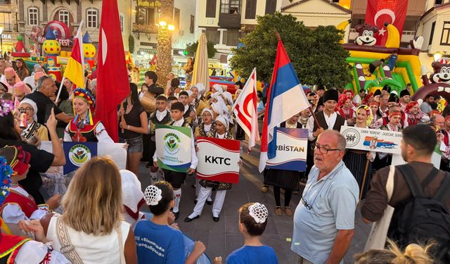 Çeşme’de uluslararası halk dansları coşkusu