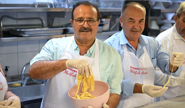 Bornovalı muhtarlardan mesaiye ‘Makarna’ molası!