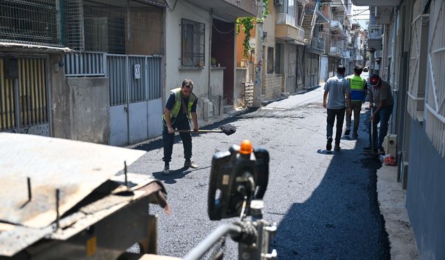 Bornova'da asfalt serim çalışmaları tam gaz!