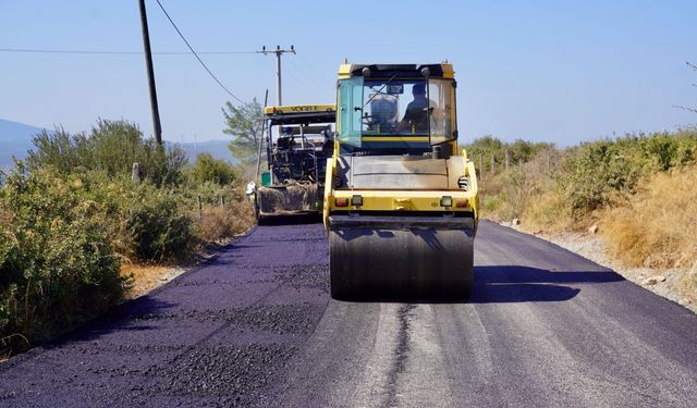 Seferihisar’da asfalt seferberliği Teos Caddesi’nde devam ediyor