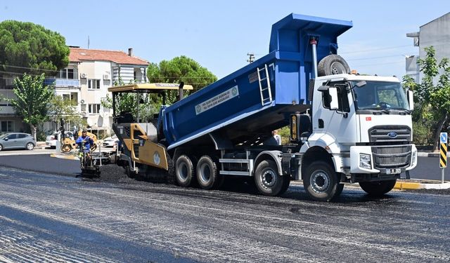 Manisa’da yıllardır sorun olan yol sıcak asfaltla yenilendi