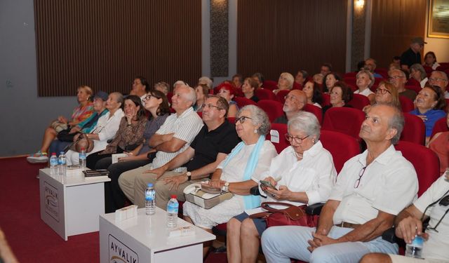 Feyza Hepçilingirler Ayvalık’ta “Ustamıza Saygı” Etkinliğinde