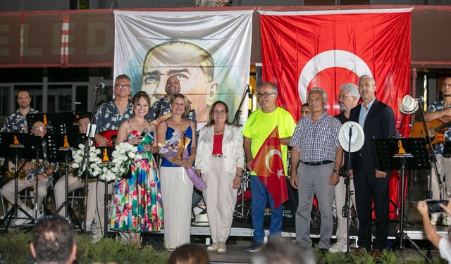 Güzelbahçe’de kurtuluşun 104. yılı fener alayı ve konserle kutlandı