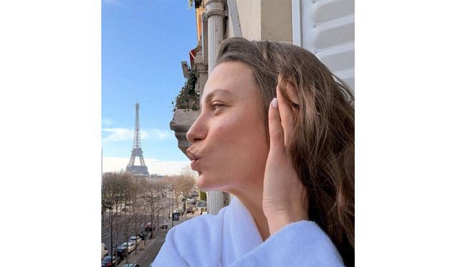 Serenay Sarıkaya, Paris Moda Haftası'nda podyuma çıktı