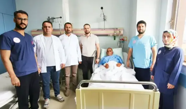 82 yaşındaki hastanın mesanesinden 42 parça taş çıkarıldı