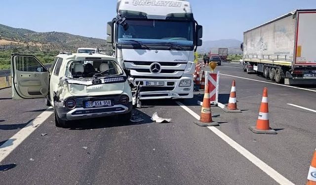 Tırın otomobile çarptığı kazada 3 kişi yaralandı