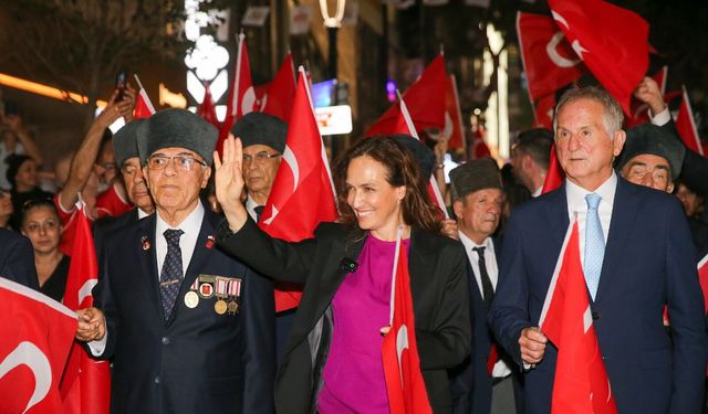 Karşıyaka’da 9 Eylül coşkusu sokakları kırmızı beyaza bürüdü