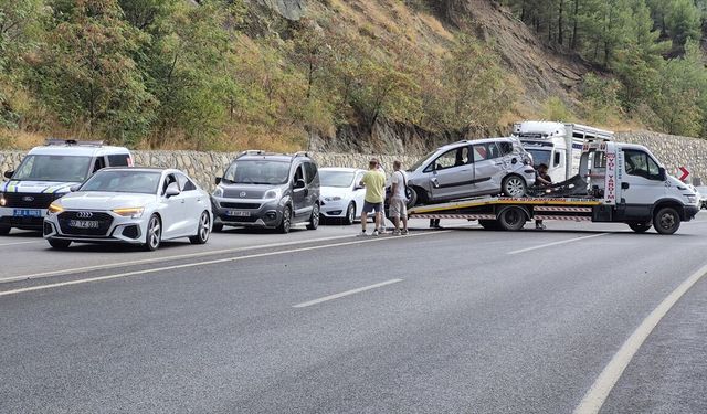 Denizli’de feci kaza: Otomobil istinat duvarına çarptı, 3 yaralı