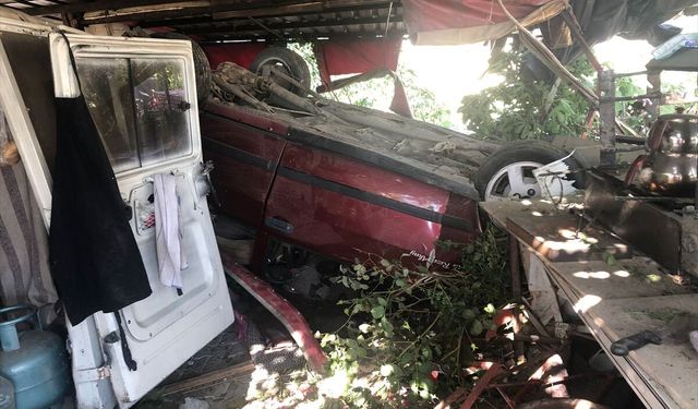 Ehliyetsiz sürücünün kullandığı otomobil kokoreç tezgahına çarptı, 2 kişi yaralandı