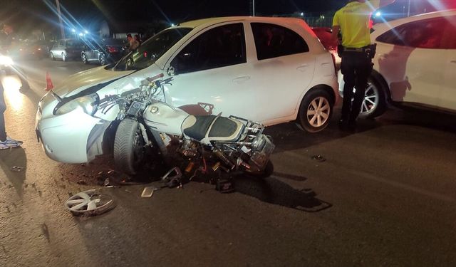 Motosiklet otomobille çarpıştı: 2 yaralı!