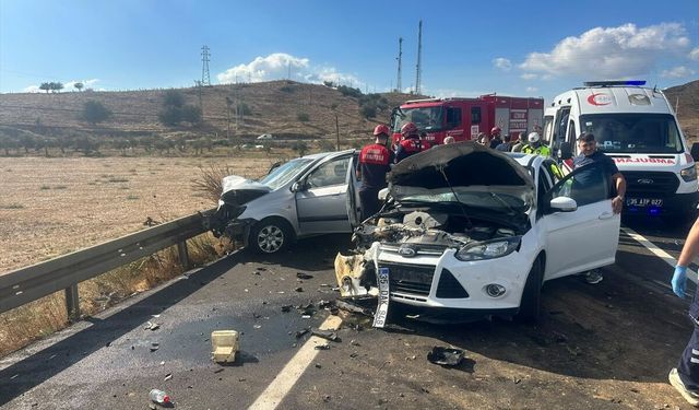 İki otomobil çarpıştı: 1’i çocuk 6 kişi yaralandı