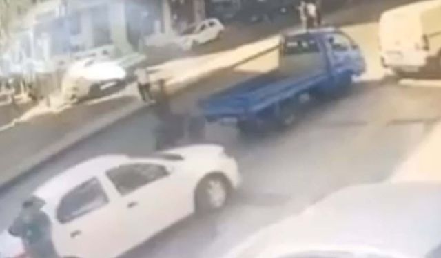 Kamyonetin kapısı dehşet saçtı: 1 ağır yaralı!
