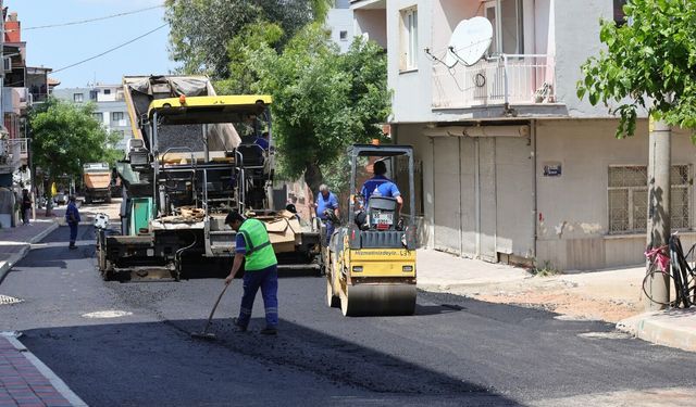 Bayraklı'da asfalt seferberliği: 25 noktada tamamlandı!