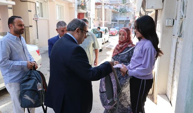Buca'dan öğrencilere çanta ve kırtasiye seti desteği