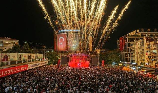 Aydınlılar Atatürk Kent Meydanı'nda kurtuluş çoşkusu yaşadı