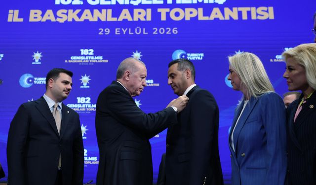 Rozeti Erdoğan taktı... Başkan Yıldız AK Parti'de!