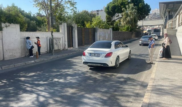 Bayraklı’da ölüm yolu: Yayalar araçların arasında yürüyor