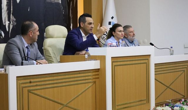 Çiğli'de 'Köyiçi' gerilimi... Yıldız ile Önler arasında mikrofon krizi!