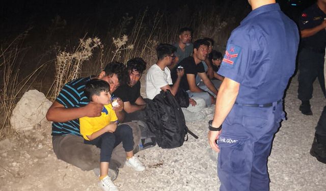 Çeşme'de göçmen operasyonu: 8'i çocuk 18 kişi kurtarıldı