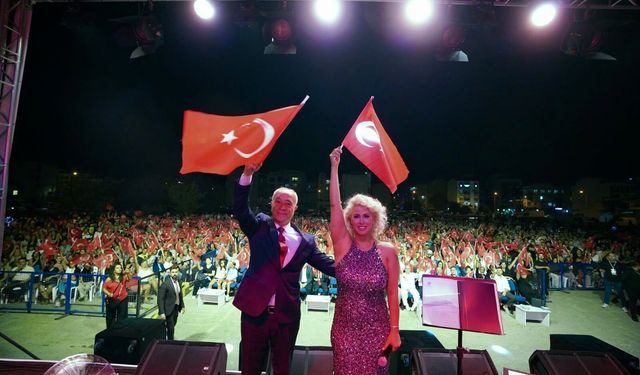 Seferihisar’da 104. yıl coşkusu: Niran Ünsal sahne aldı