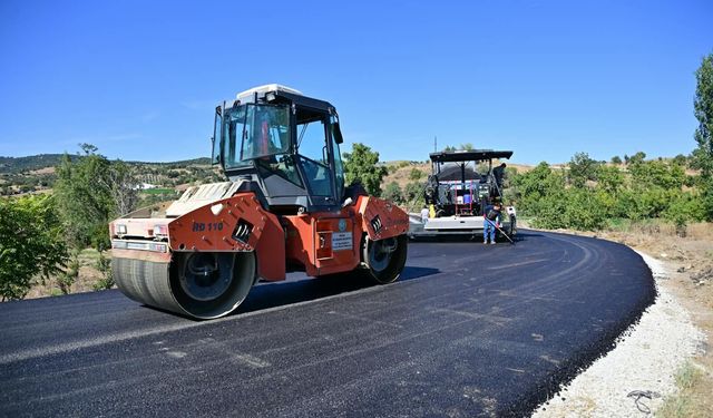Manisa Büyükşehir, Sarıgöl’de 6 kilometrelik yolu sıcak asfaltla buluşturuyor