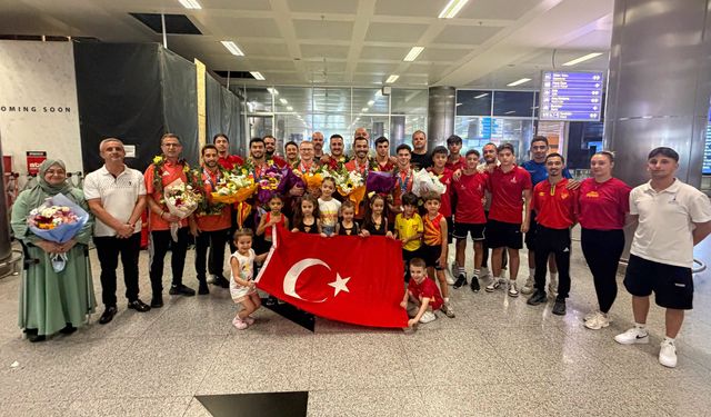 Şampiyon cimnastikçilere İzmir'de coşkulu karşılama