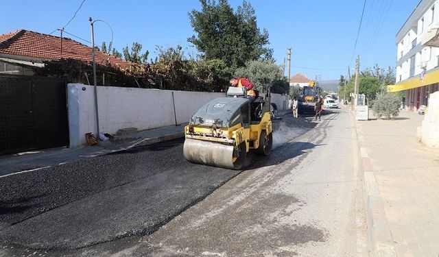 Menderes’te asfalt seferberliği sürüyor