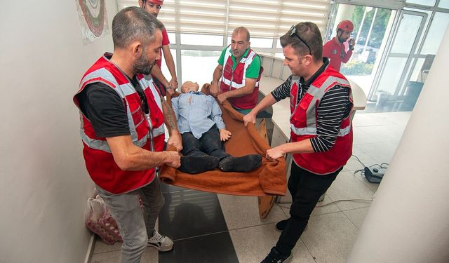 Karşıyaka'da personele deprem tahliye tatbikatı