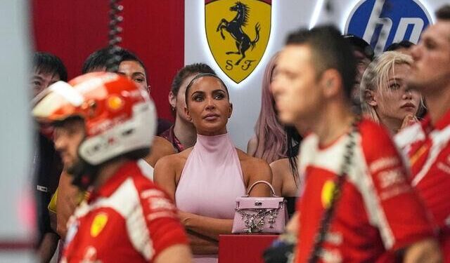 Kim Kardashian sevgilisi Lewis Hamilton'ı Singapur yarışında destekledi