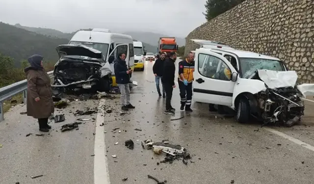 Yolcu minibüsü araça çarptı: 1 ölü, 10 yaralı!