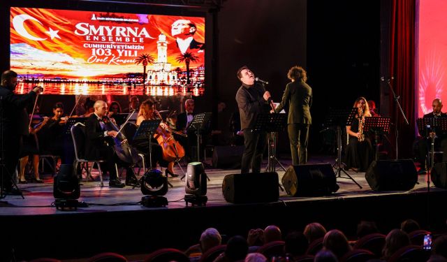 İzmir'de Cumhuriyet coşkusu müzikle başladı