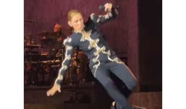 Celine Dion konser esnasında sahnede düştü