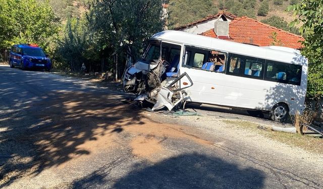 Uşak’ta öğrenci servisi ile kamyon çarpıştı: 5 yaralı