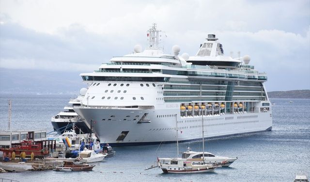 Bodrum Limanı'na kruvaziyerlerle turist akını