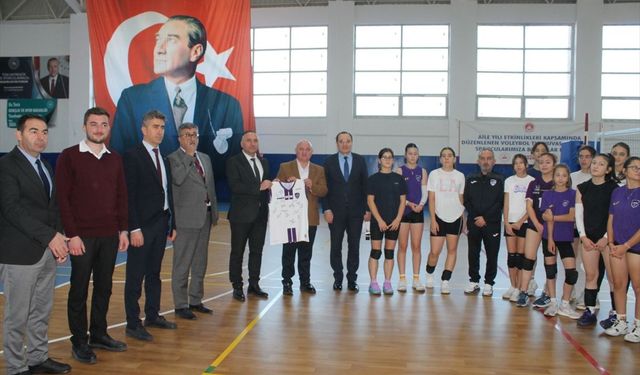 Afyonkarahisar'da okullara destek: Spor malzemesi dağıtıldı