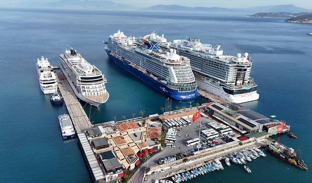 Kuşadası'na denizden 8 bin 767 turist!