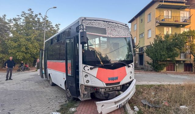 Yolcu midibüsü ile otomobil çarpıştı: 4'ü çocuk 7 yaralı!