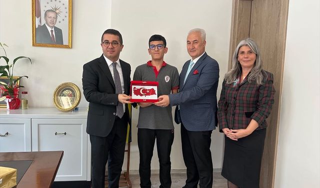 Yere düşen Türk bayrağını kaldıran öğrenciye kaymakamdan tebrik