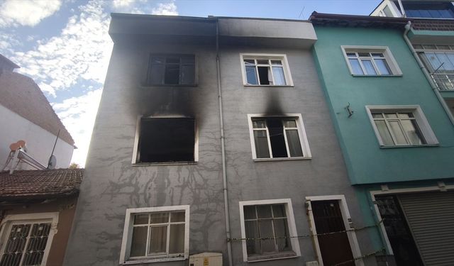 Alevlerin sardığı dairede mahsur kaldılar... Yangın faciası!