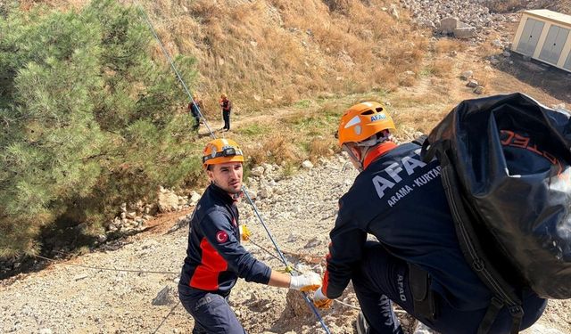 İzmir'de çamur depolama alanına düşen köpek kurtarıldı