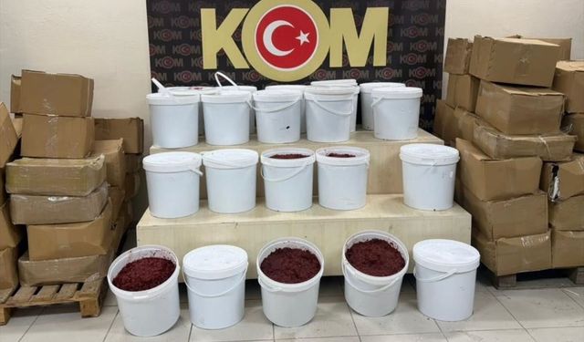 İzmir'de 1,7 ton nargile melası ele geçirildi