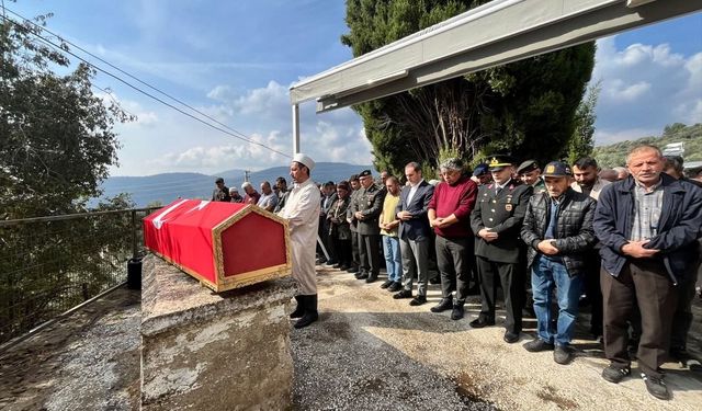 İzmir'de vefat eden Kıbrıs gazisi son yolculuğuna uğurlandı