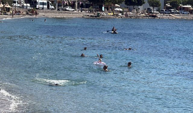 Bodrum'da ekim ayında turistlerin deniz keyfi