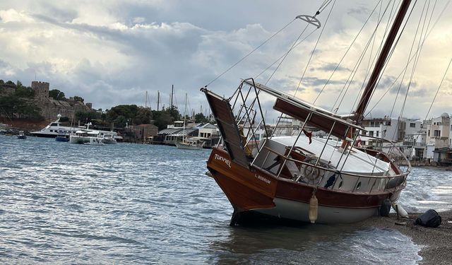 Bodrum’da yelkenli tekne karaya oturdu