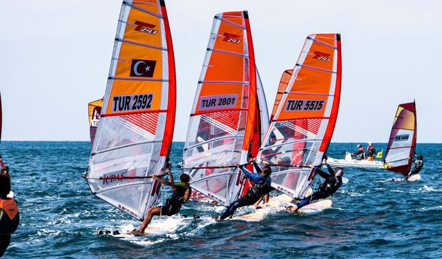 Foça’da yelken heyecanı: 110 sporcu yarıştı