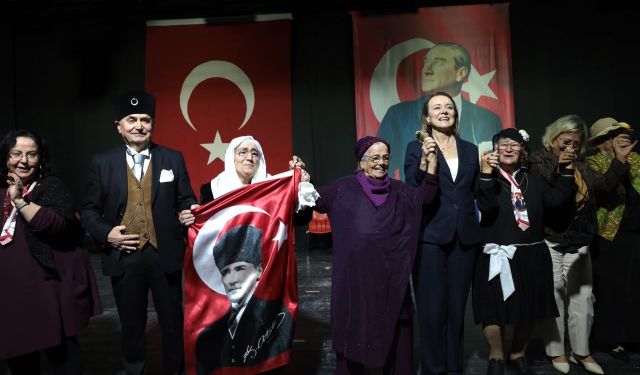 Konak’ın çınarlarından unutulmaz Cumhuriyet gösterisi