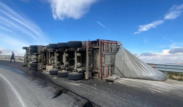 Virajı alamayan TIR devrildi: 30 ton patates yola döküldü