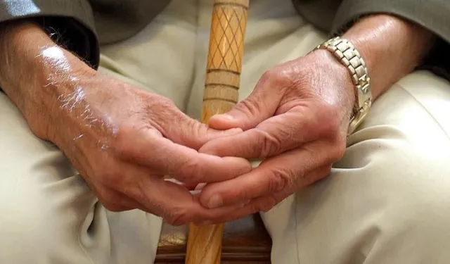 Parkinson hastaları beyin pili ile şifa buldu