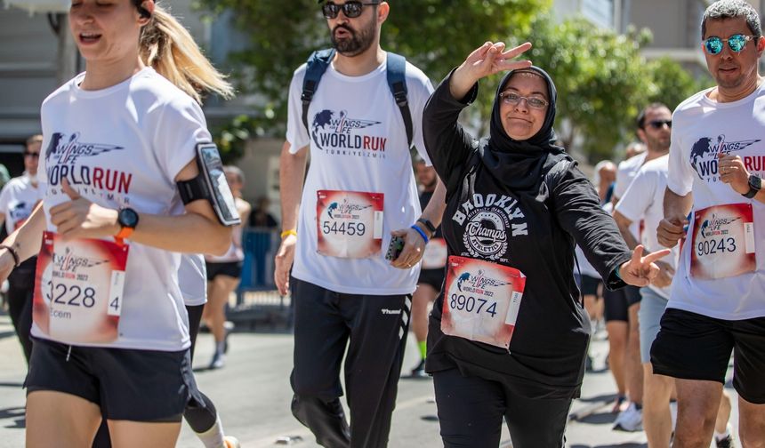 Koşuda İzmir Büyükşehir Belediyesi Genel Sekreter Yardımcısı Ertuğrul Tugay da yer aldı. Yarışı bırakmasının ardından koşucuları selamlayarak yürüyen Başkan Soyer’e yurttaşlar büyük ilgi gösterdi.