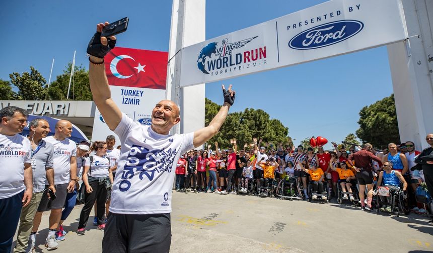 İzmir Büyükşehir Belediye Başkanı Tunç Soyer, omurilik felcinin tedavisine yönelik araştırmalara fon sağlamak ve bu konuda farkındalık yaratmak için Wings for Life World Run 2022’de yarıştı.